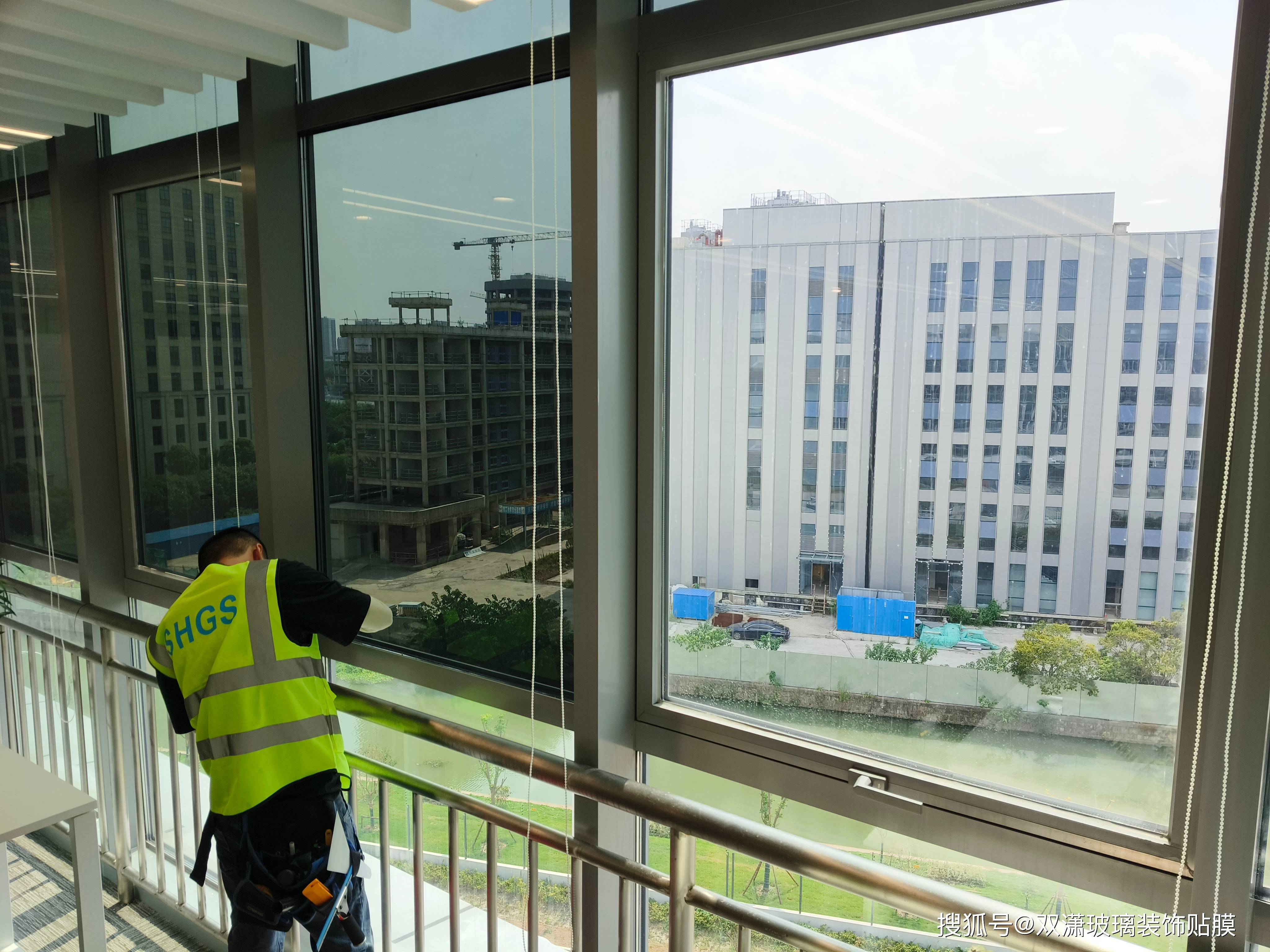不再为高昂的装修费用烦恼:窗户玻璃贴膜步骤,低成本改造方案!