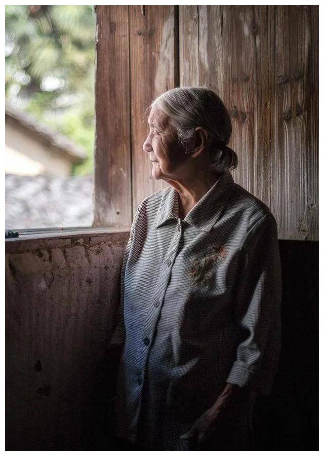 独居的空巢老人,该何去何从?