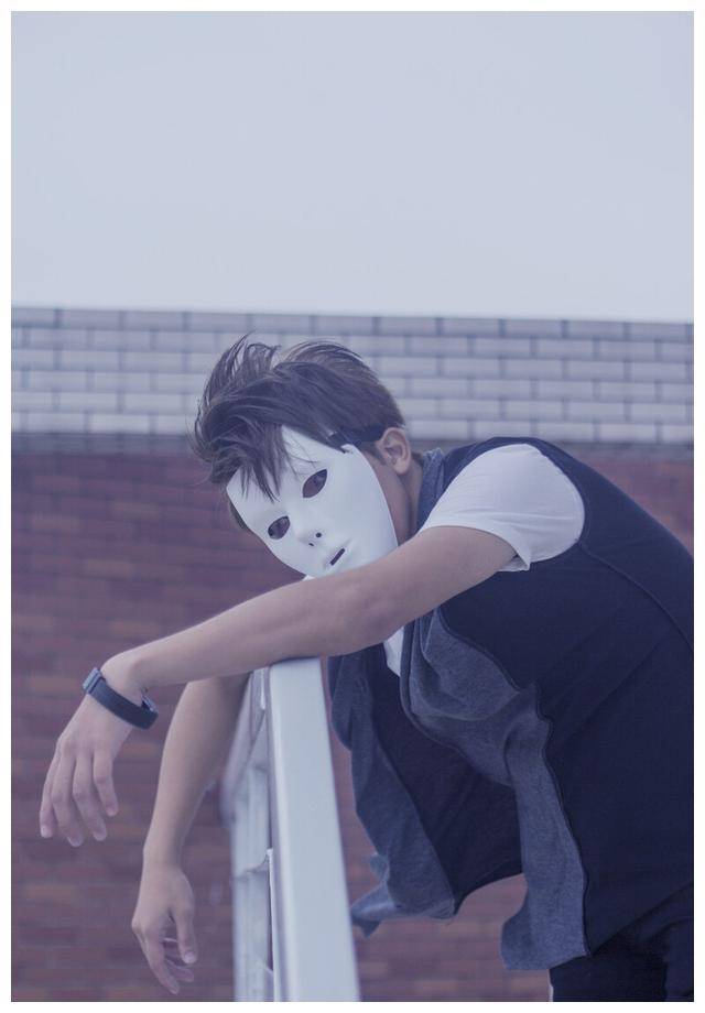 男子戴着面具强迫不知情的妻子发生性关系,其能否以强奸罪论处?