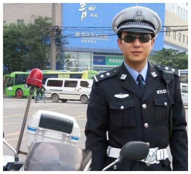 成都交警谭乔老婆图片