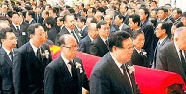 他裸捐国家2000亿,李嘉诚亲自扶棺送终,如今儿子开出租为生