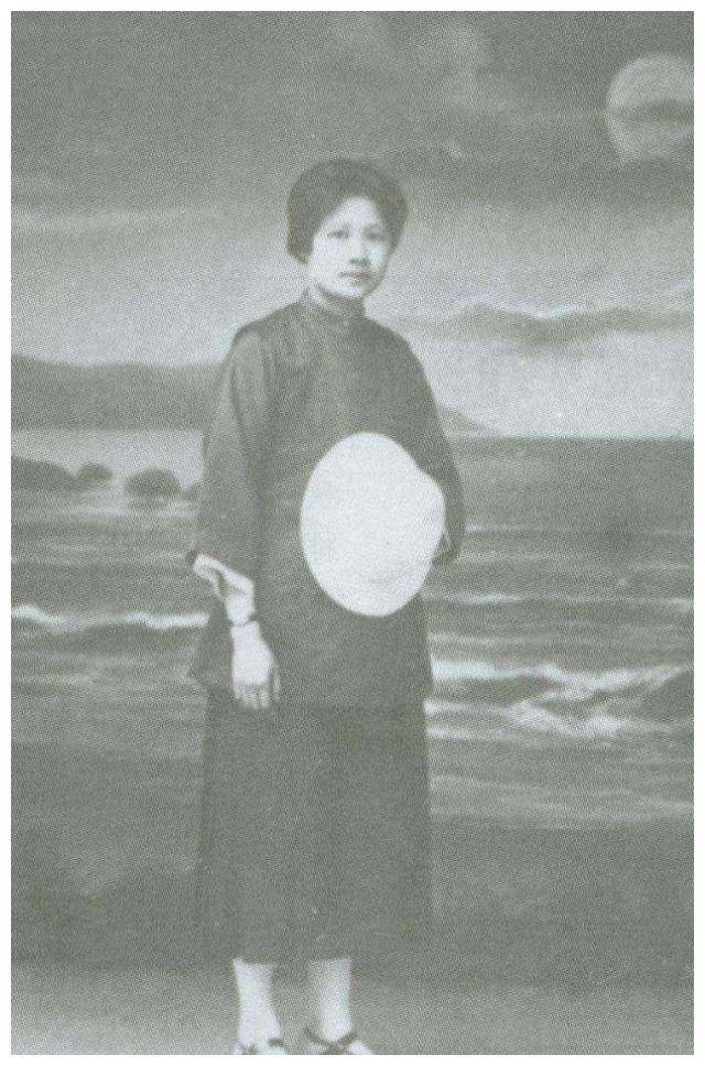 丈夫沈剑龙是他的青梅竹马,也对她尊敬有加,呵护备至.