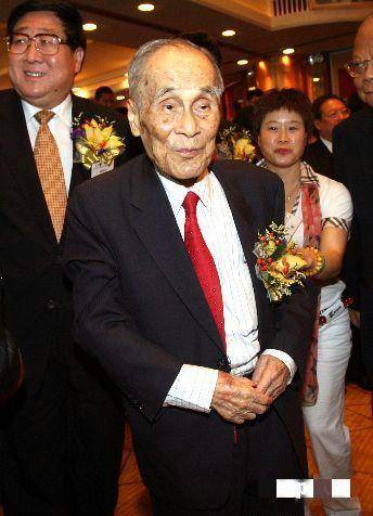 民族脊梁:千亿资产全上交,一生无房无车,去世李嘉诚扶棺送行