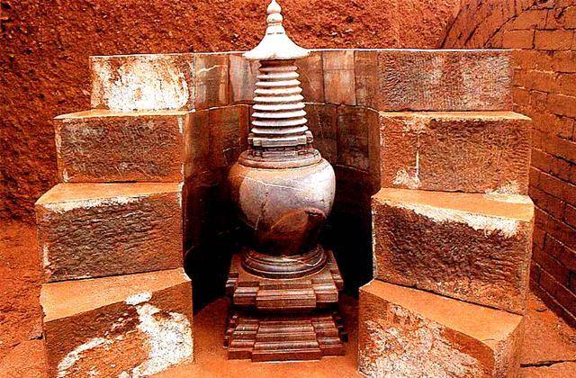 蚂蚁山修操场,挖出一座古墓,几本残破经书,为何是最珍贵文物?