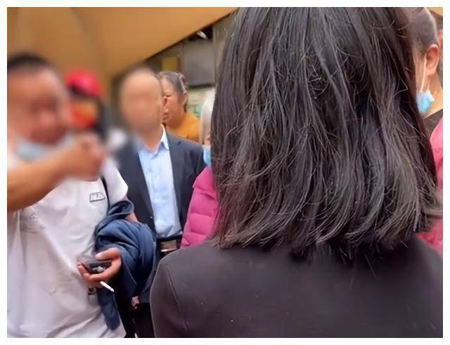 贵州一父亲听闻女儿逃学,连夜驱车千里找女儿,呵斥后掩面痛哭