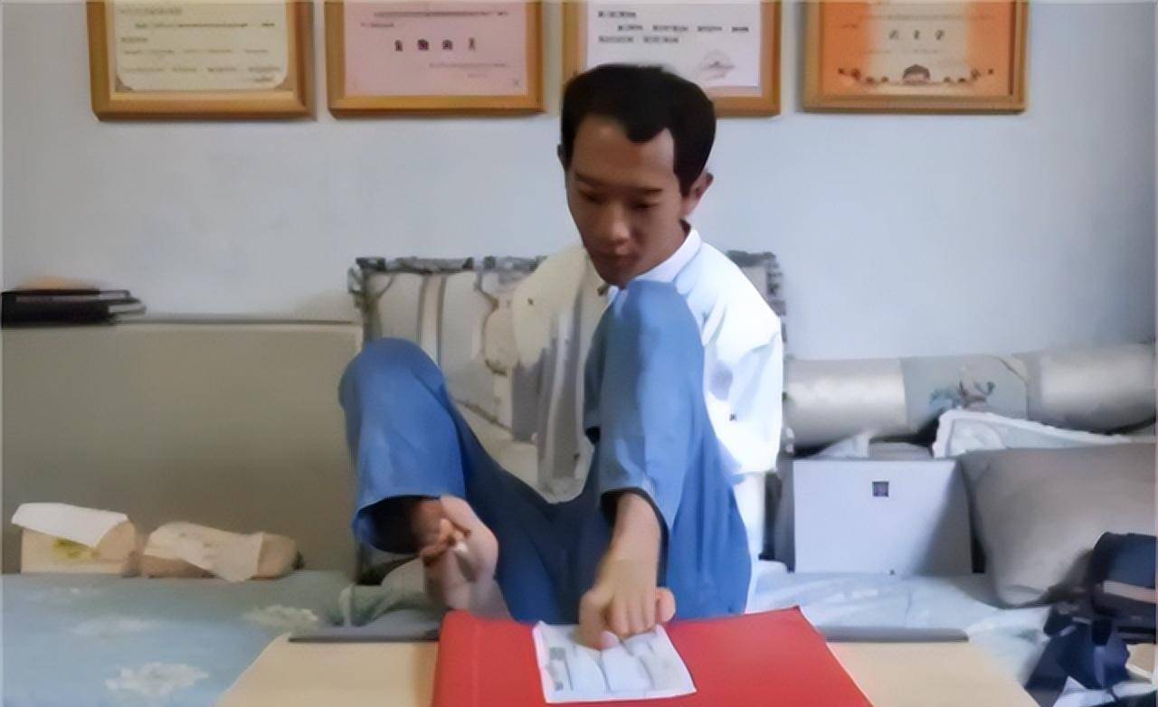 无臂少年彭超:6岁失去双臂,用双脚高考进川大,今已通过法考