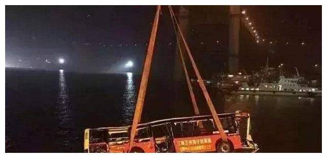 2人一时冲动,15人魂断长江,回顾2018年重庆公交车坠江特大事故