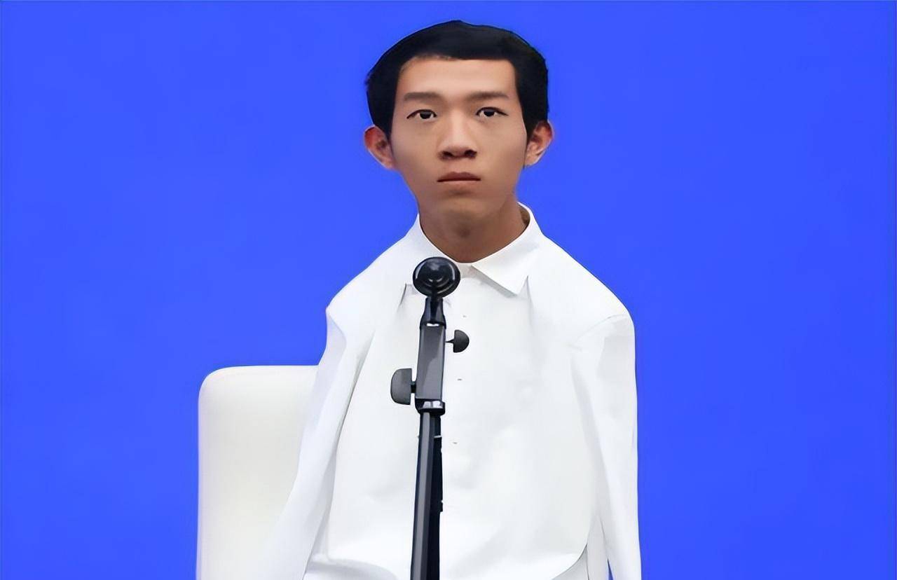 无臂少年彭超:6岁失去双臂,用双脚高考进川大,今已通过法考