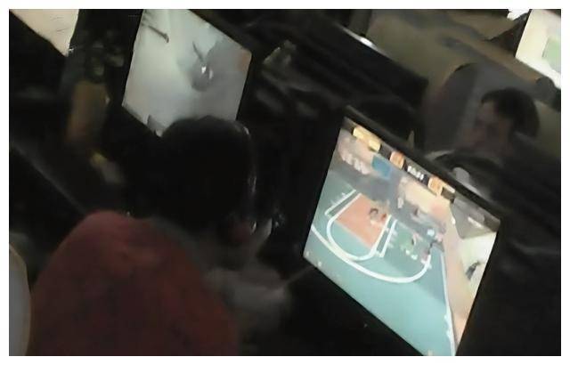 后来,王刚干脆住进了网吧里,一天24小时,除了睡觉吃饭,几乎都在打游戏