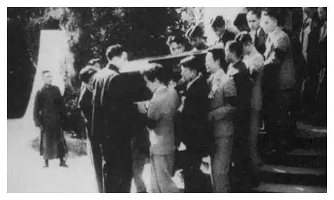 直击鲁迅葬礼:16大佬抬棺;国母,北大校长扶棺;送行队伍几十里
