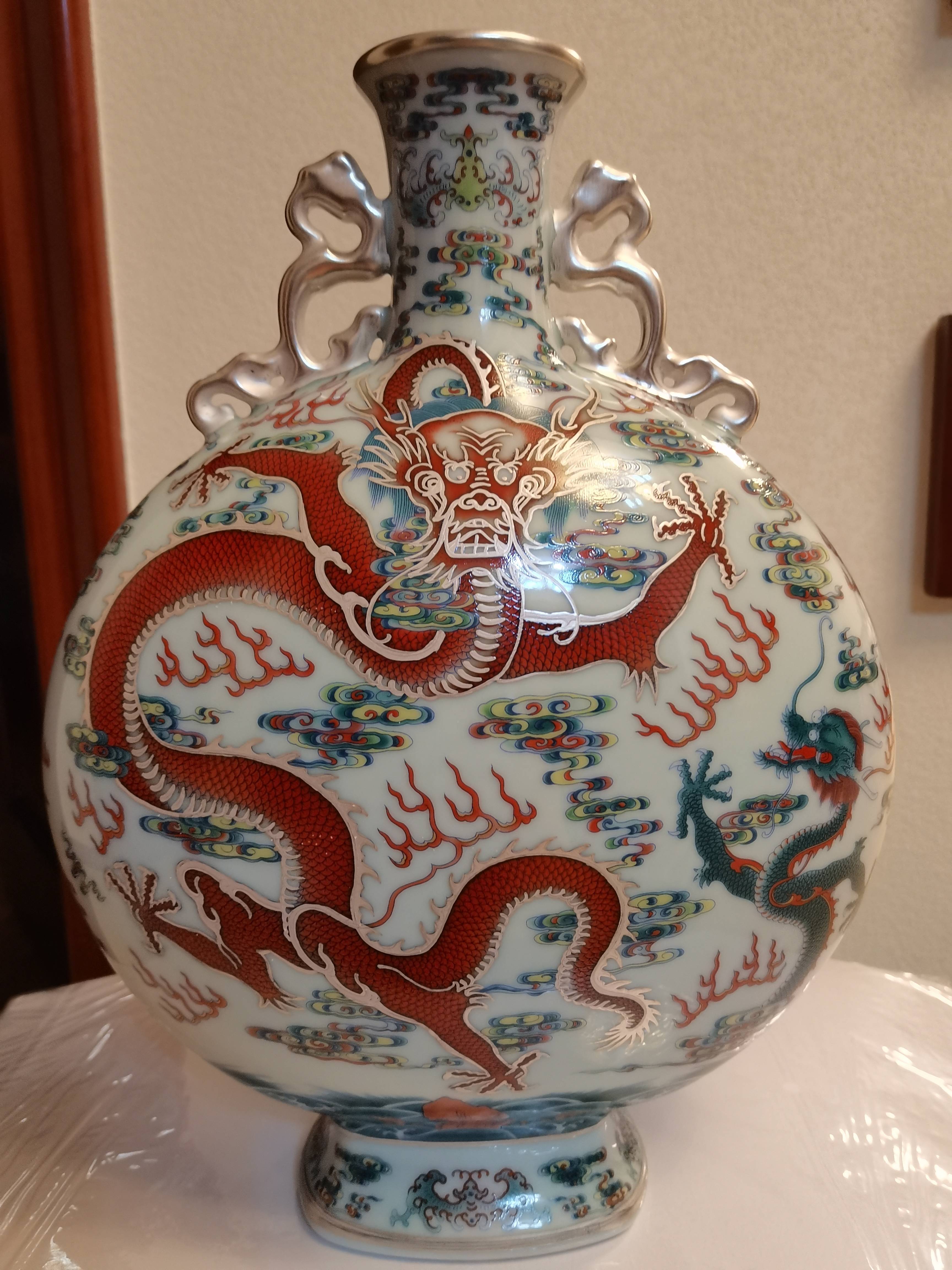 大清乾隆年制款 民国时期 五彩龍紋盘 清乾隆五彩龙凤纹碗一对成交价(人民币)：575,000 | 满汀洲收藏鉴定