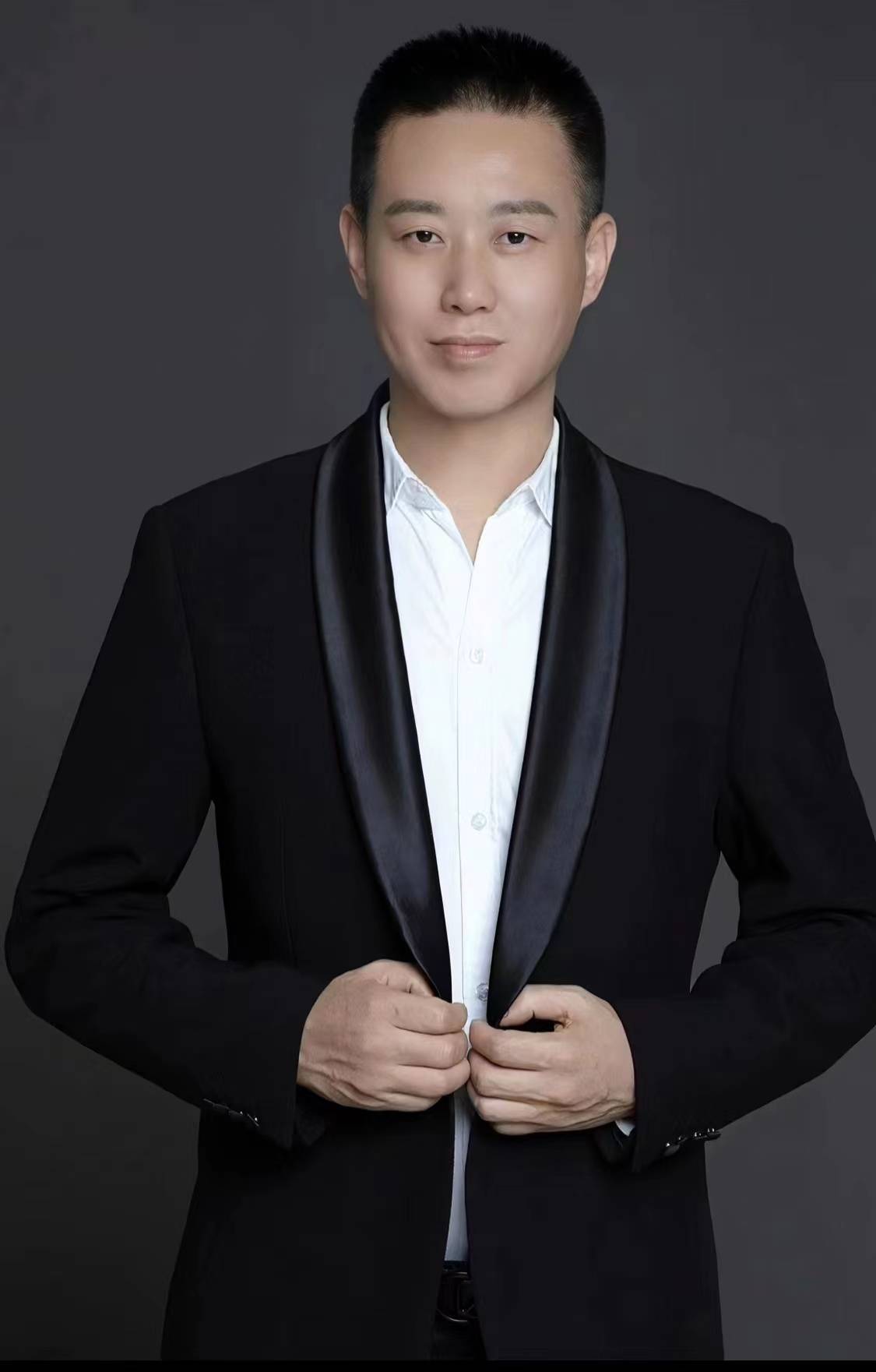 歌手刘建东恭祝2024"纯真筑童年"第六届全国青少儿书画艺术大赛圆满