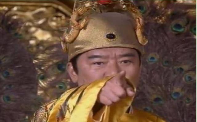 的对联一出口,朱元璋龙颜大悦,内容:乾坤一统归洪武,日月双轮照大明!