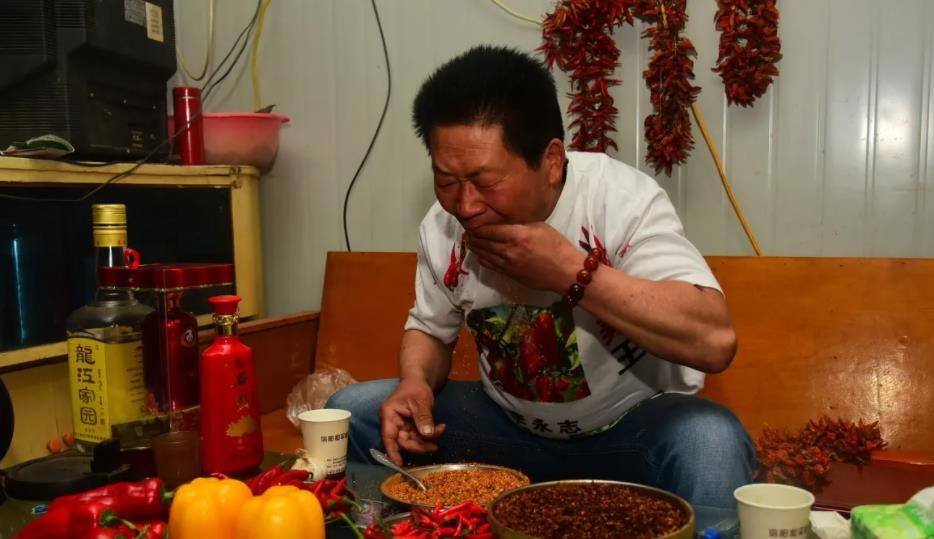 辣王李永志:每天5斤辣椒配白酒,破世界纪录,最后胃穿孔被送医_比赛_一