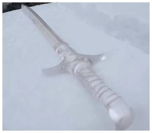 男子用冰打造寒冰剑,网友羡慕哭:小时候做梦都想拥有!