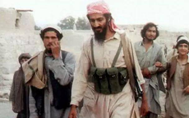 1988年,本·拉登和阿扎姆在阿富汗正式建立了"基地"组织,他们声称该