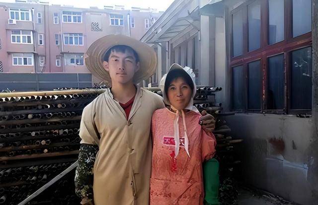 回顾寒门贵子林万东:高考713分,清华校长开学亲自点名,如今咋样?_工作_母亲_时候