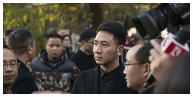 过程中由于心情激动还扔歪了砸到一名法警.