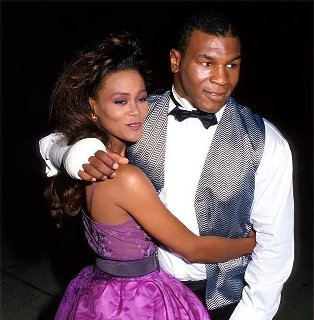 92年拳王泰森入狱:搭讪中年女狱警,趁天黑约会,3年后提前出狱