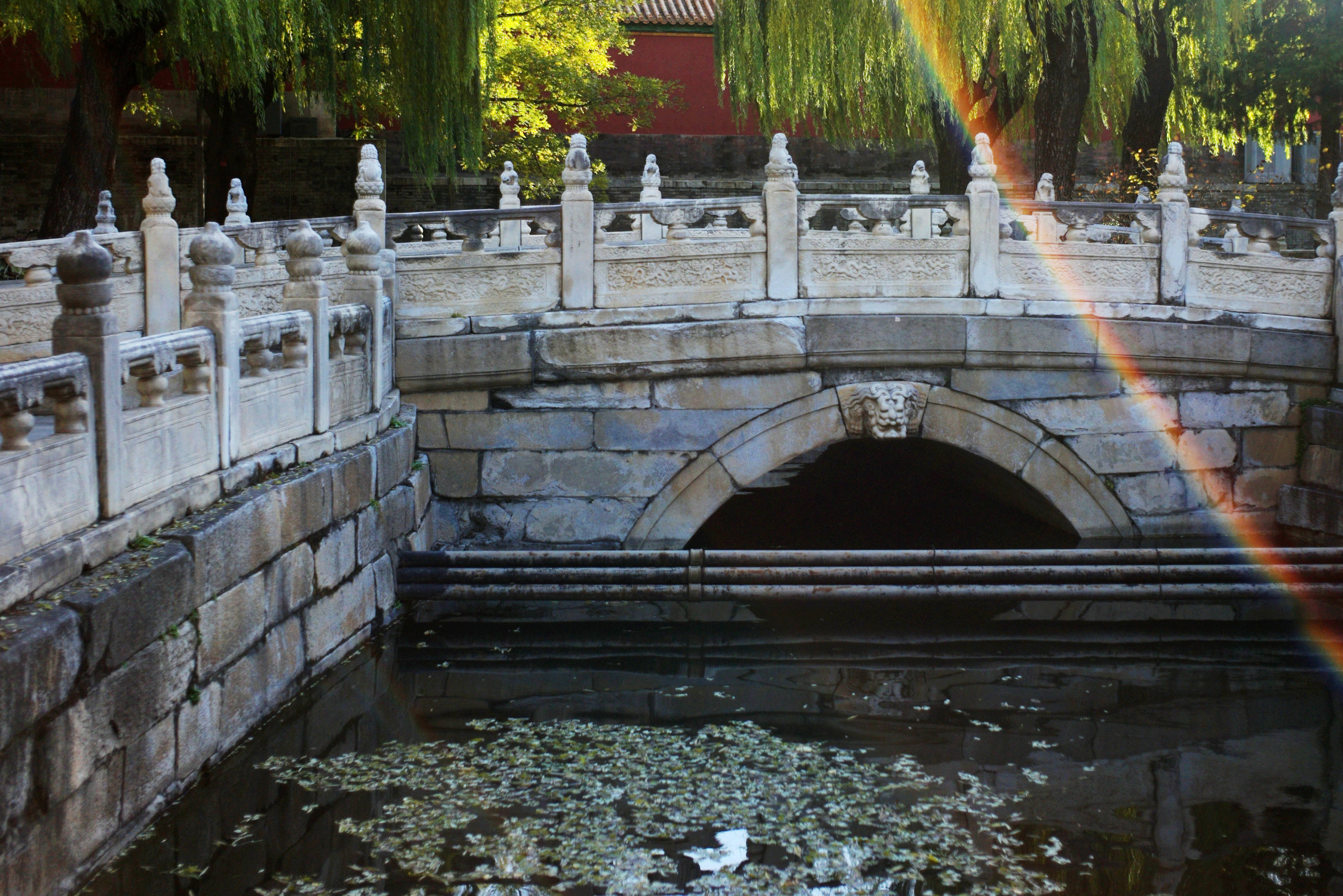 故宫断虹桥及"搔首护裆"石狮