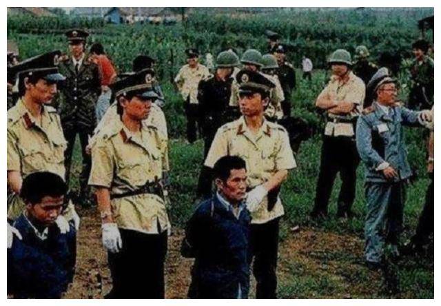 "湖南头号悍匪"张君,与5个情人联手,造成50多无辜百姓死伤