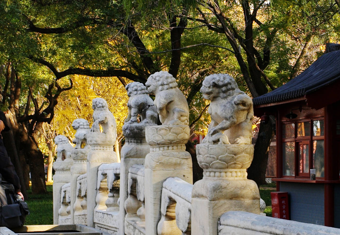 故宫断虹桥及"搔首护裆"石狮