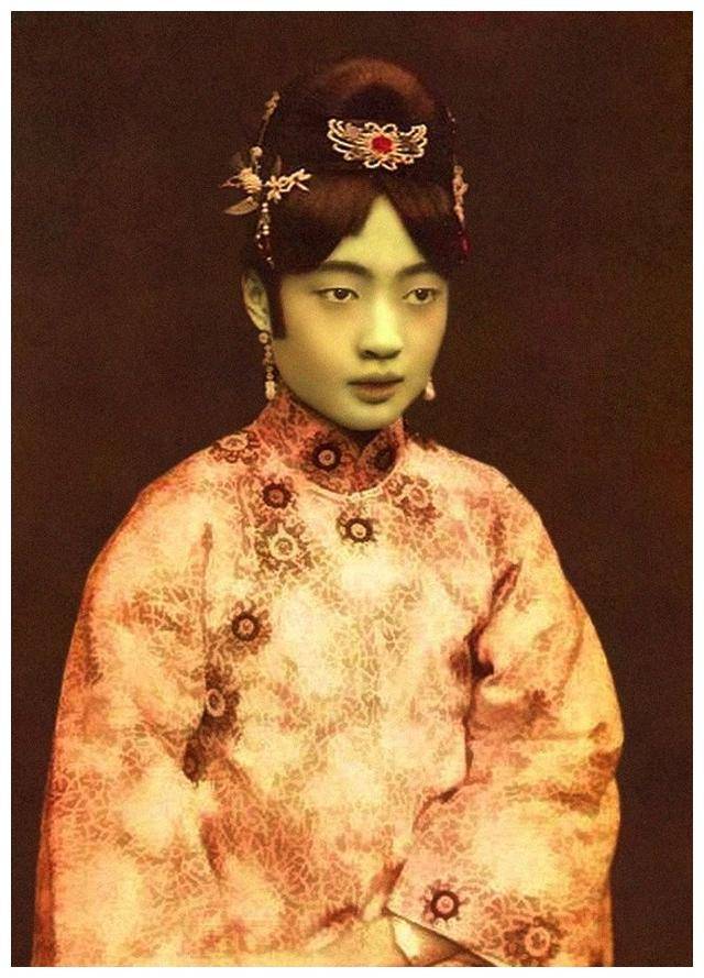 末代皇帝宣统皇后婉容何以从娇美恬静美人变成疯女子