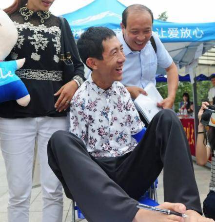 "无臂少年"彭超,6岁失去双臂,用双脚高考,他考了多少分?