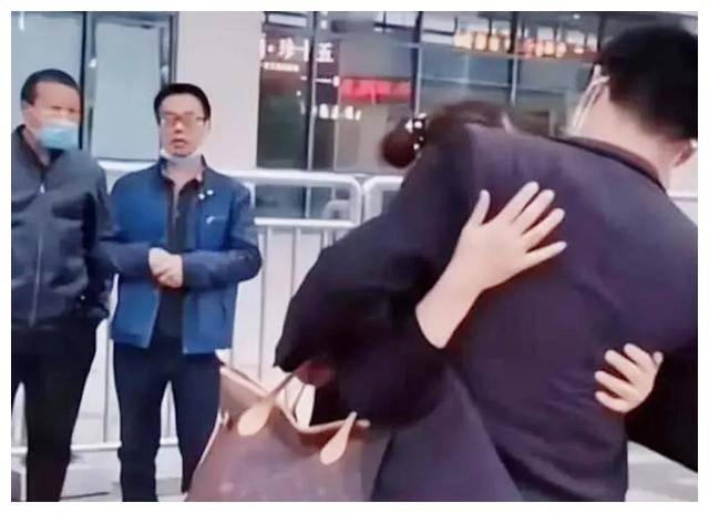 三石不吸取教训,继续婆唱媳随,称郭威和姚爸的dna没有