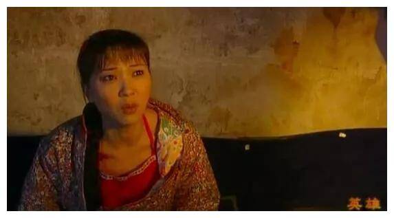 抑或是土匪杀了她爹把她绑架到山寨,对土匪恨之入骨?