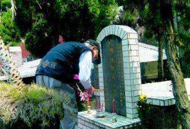 杜月笙墓地杂草丛生,老人见墓碑上四个大字,决定为他扫墓三年