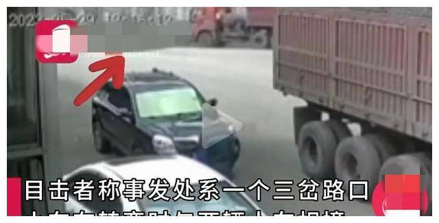 太惨了!山西发生重大车祸,致4人死亡,小车被夹击,副驾驶幸存