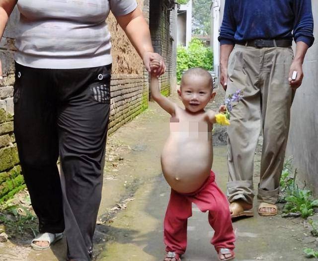 邻里乡亲们见了也夸,说夫妇俩会养孩子,看这小肚子吃得圆滚滚的,多