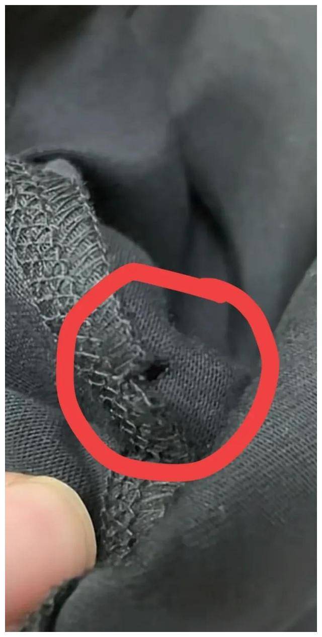 江苏男子进店铺看衣服,衣服掉在地上破了一个洞,被店员索赔599