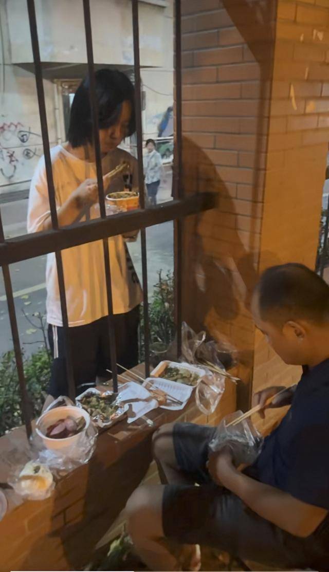 这位父亲很疼女儿,从小就形影不离地带在身边,而女儿上劳累高中以后