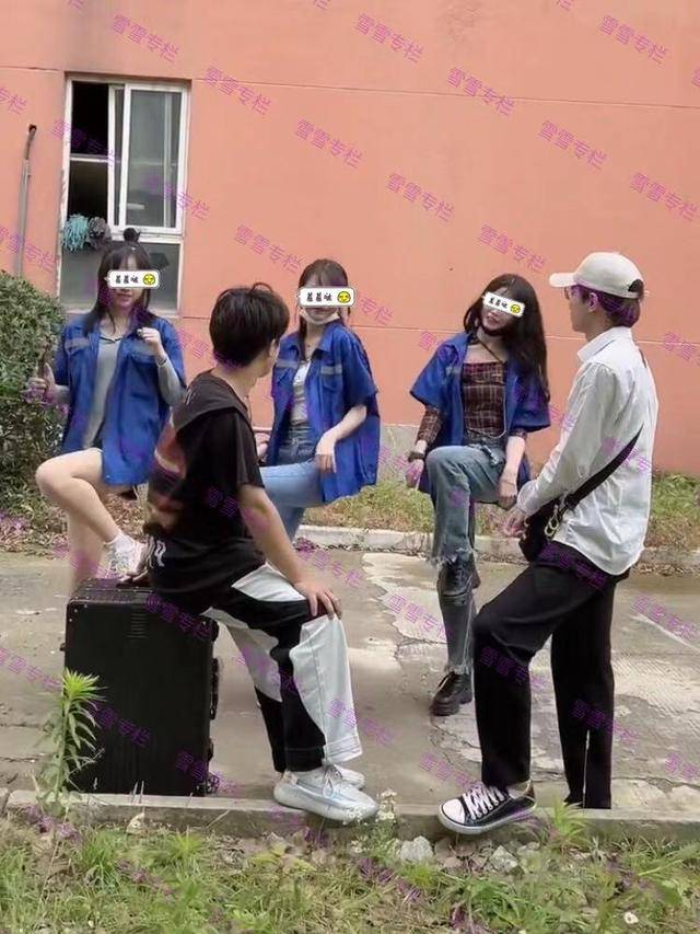 男子到工厂应聘觉得不合适,见三名女子在面前跳舞,果断选择留下
