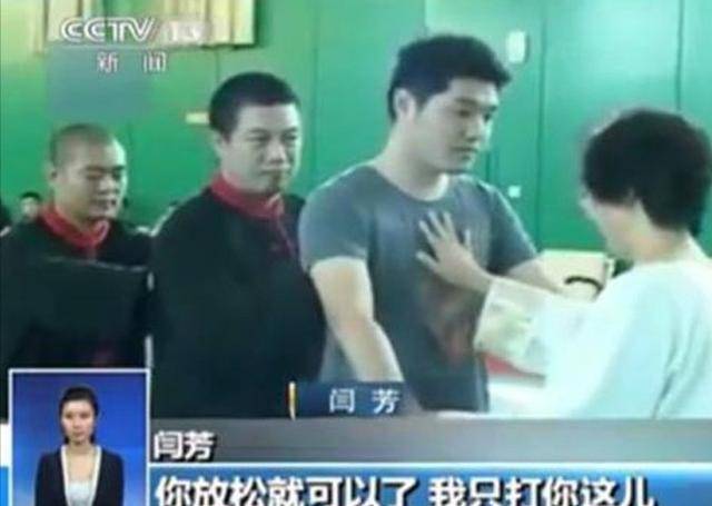 "大师"闫芳频频作秀,网友:给配合表演的徒弟颁发一个奥斯卡