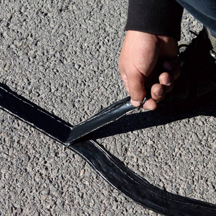 路面贴缝带处理路面各种形态裂痕