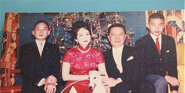 1942年,宋子文和宋子良,宋子安的合影,三位夫人貌美如花!