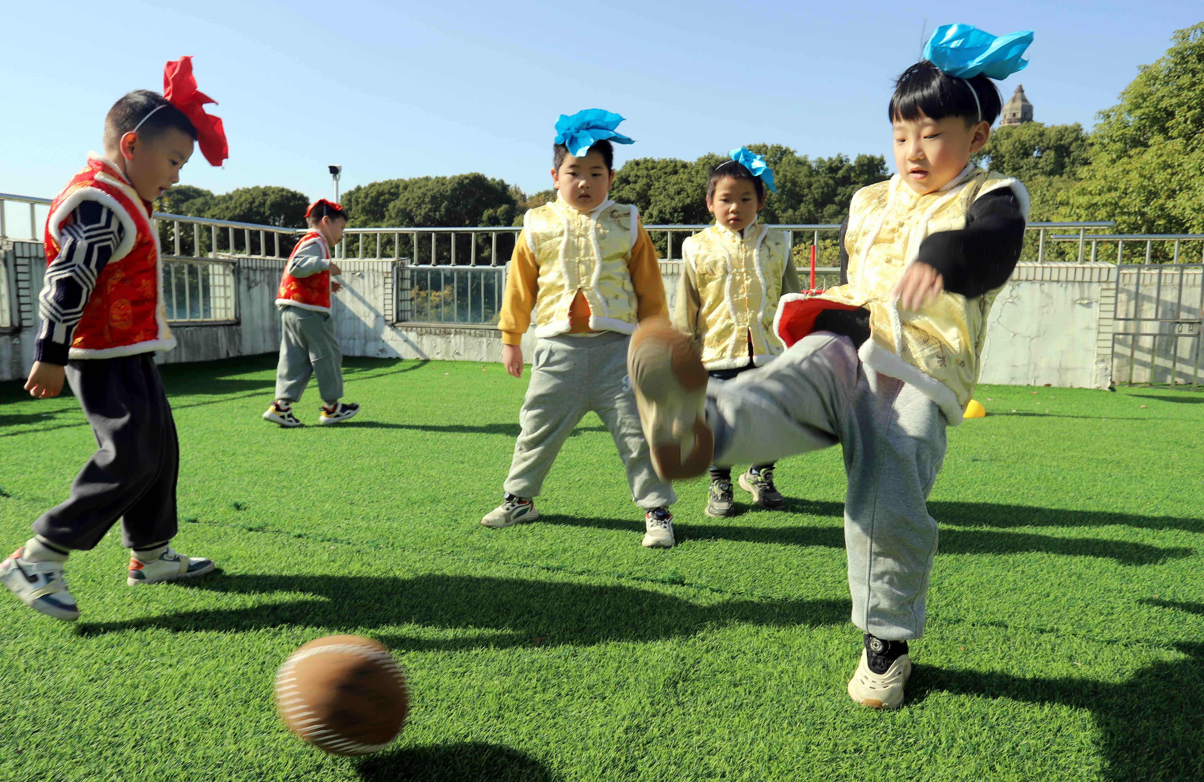 苏州市虎丘中心幼儿园开展"体验趣味蹴鞠 感受传统文化"活动
