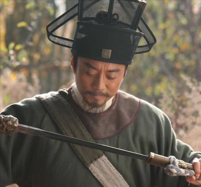 小旋风柴进的描写有龙眉凤目,皓齿朱唇,仗义疏财并且喜欢结交江湖好汉