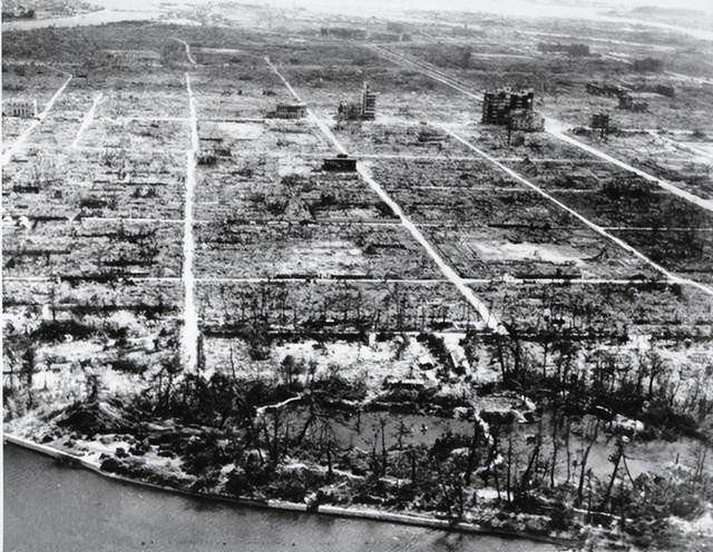 "李梅烧烤"比原子弹还可怕,近50万人被烧死,800万人无家可归