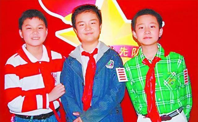 回顾肩挑“五道杠”,因“一脸官相”照片走红的小学生,后来怎样了?_黄艺博_父母_好孩子