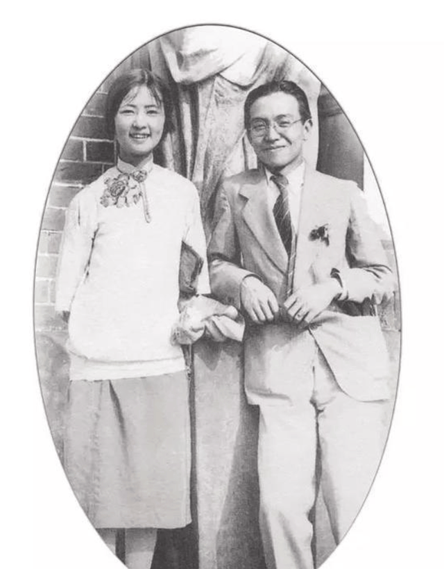 金岳霖:痴爱林徽因一辈子,梁思成再婚那晚,在她坟前依墓而眠