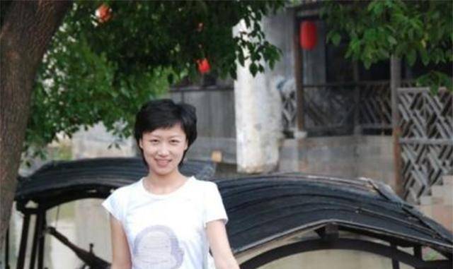 魏笑离世已12年,40岁丈夫孤身一人,住在为亡妻亲自装修的婚房!