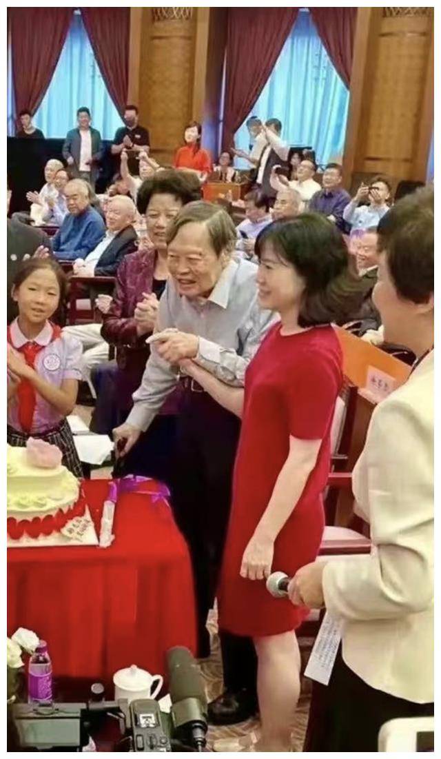 翁帆八字生日图片