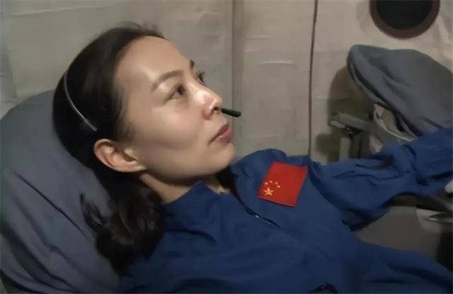 神舟13号女宇航员王亚平,出舱太空行走有多难?牺牲太大令人敬佩