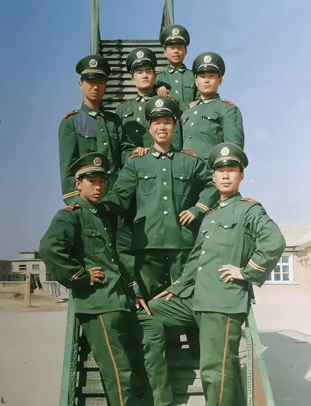 90年代的武警战士根据尹某章对钟昌斌相貌体态的描述,专案组认为钟