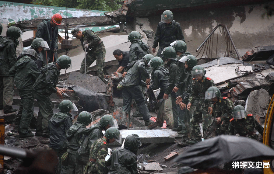 汶川地震集体火化图片