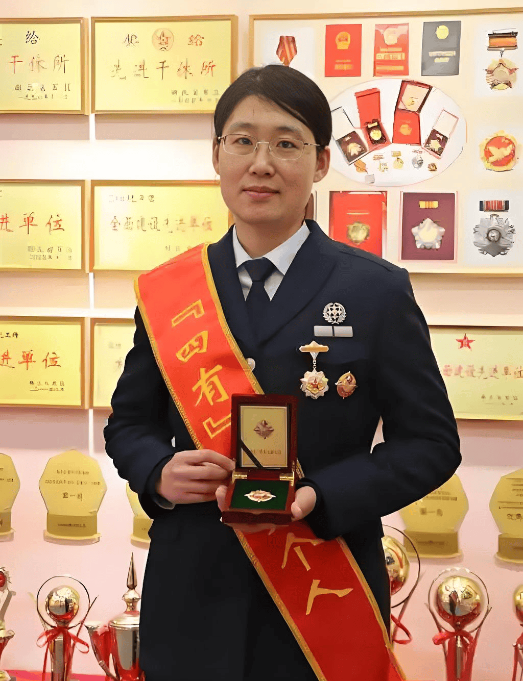 "孔雀蓝"的荣耀:军队文职人员的职责与优渥保障全解析